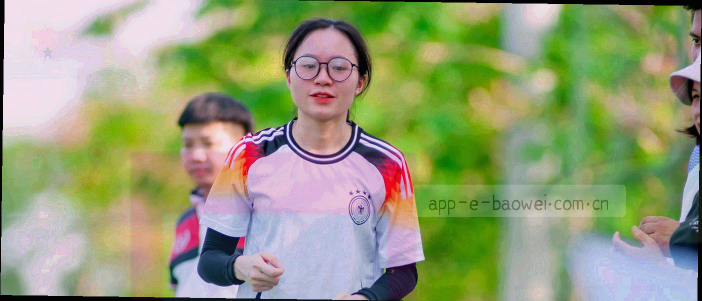 深墨绿背景上的档案封套、刻度线与数据标签抽象组合，暖白与亮橙点缀